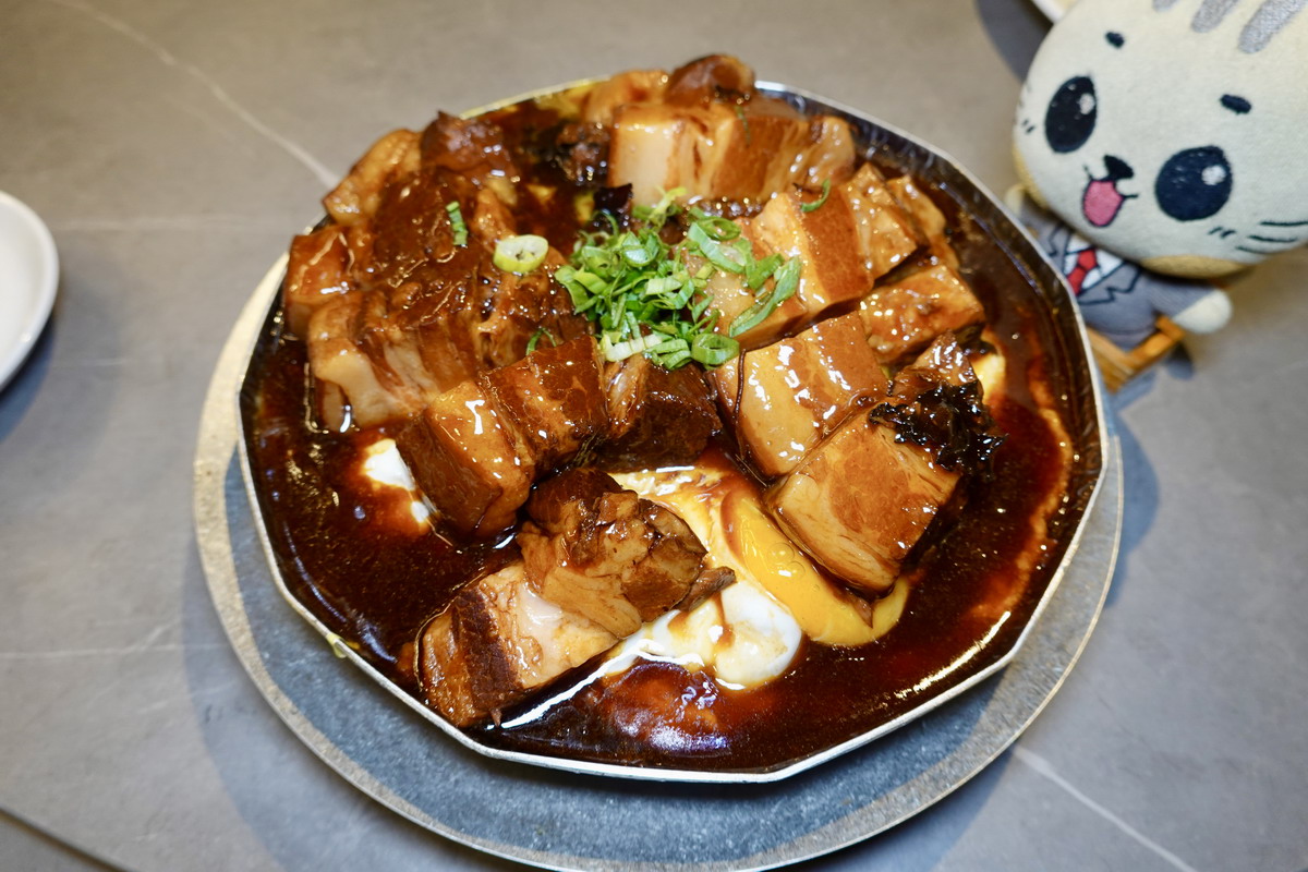 【台北忠孝敦化站美食】四味軒台菜餐廳 Savique Taiwanese Cuisine 2026:黃仁勳「台灣輝達」企業辦桌台菜餐廳,黃金烤鴨+手工功夫菜,聚餐口袋新名單 7417 【台北忠孝敦化站美食】四味軒台菜餐廳 Savique Taiwanese Cuisine 2026:黃仁勳「台灣輝達」企業辦桌台菜餐廳,黃金烤鴨+手工功夫菜,聚餐口袋新名單 7417