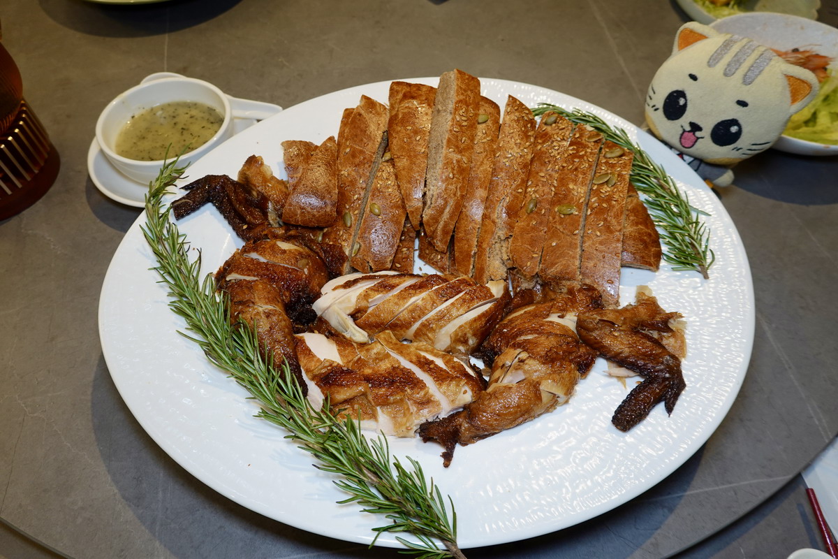 【台北忠孝敦化站美食】四味軒台菜餐廳 Savique Taiwanese Cuisine 2026:黃仁勳「台灣輝達」企業辦桌台菜餐廳,黃金烤鴨+手工功夫菜,聚餐口袋新名單 7417 【台北忠孝敦化站美食】四味軒台菜餐廳 Savique Taiwanese Cuisine 2026:黃仁勳「台灣輝達」企業辦桌台菜餐廳,黃金烤鴨+手工功夫菜,聚餐口袋新名單 7417