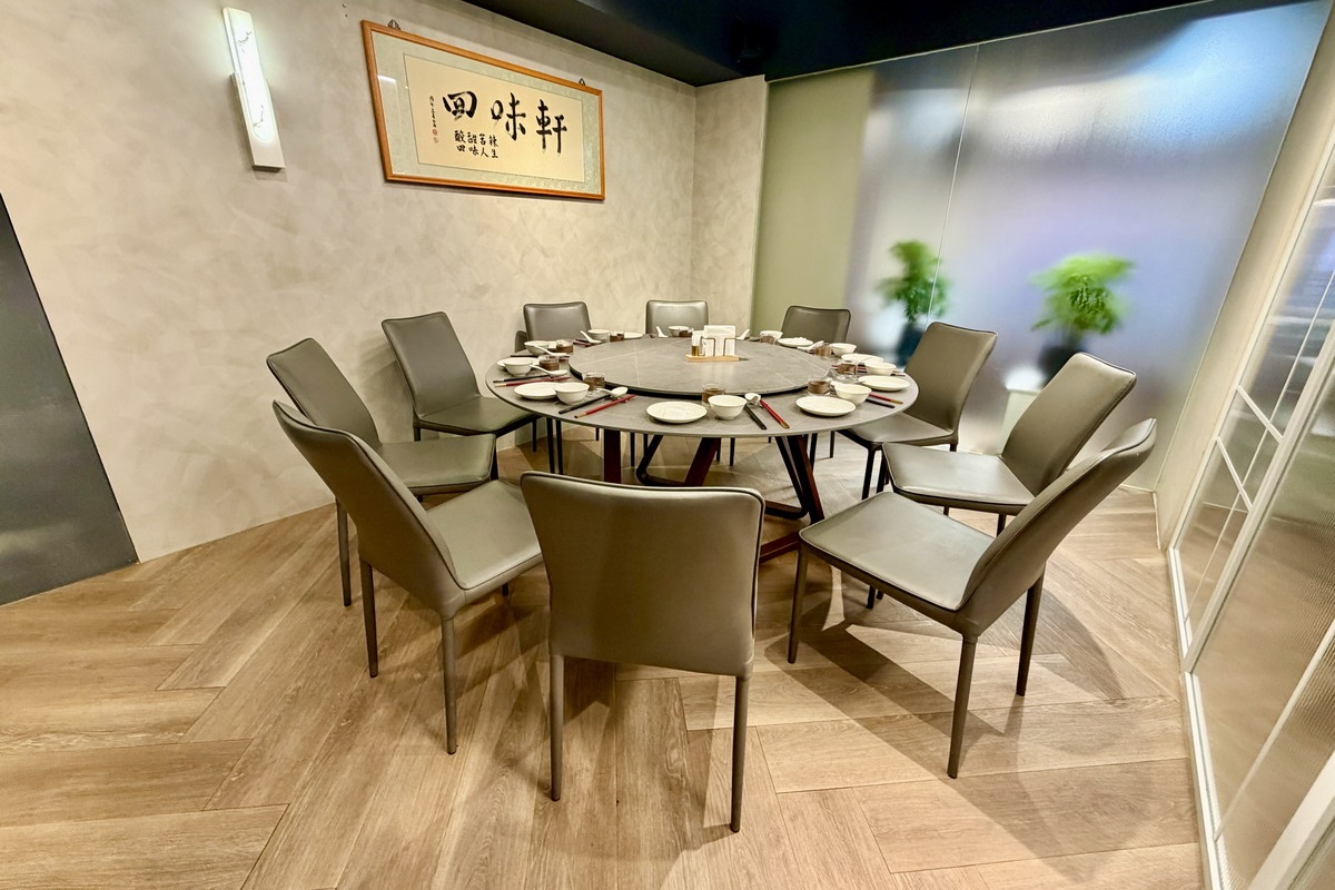 【台北忠孝敦化站美食】四味軒台菜餐廳 Savique Taiwanese Cuisine 2026:黃仁勳「台灣輝達」企業辦桌台菜餐廳,黃金烤鴨+手工功夫菜,聚餐口袋新名單 7417 【台北忠孝敦化站美食】四味軒台菜餐廳 Savique Taiwanese Cuisine 2026:黃仁勳「台灣輝達」企業辦桌台菜餐廳,黃金烤鴨+手工功夫菜,聚餐口袋新名單 7417