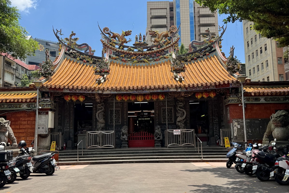 【台北大橋頭站美食】阿雲家常菜 2026：在廟埕大樹下辦桌！大稻埕慈聖宮老牌熱炒店，阿雲婆婆的家常料理有媽媽的味道(有室內用餐區) 7433