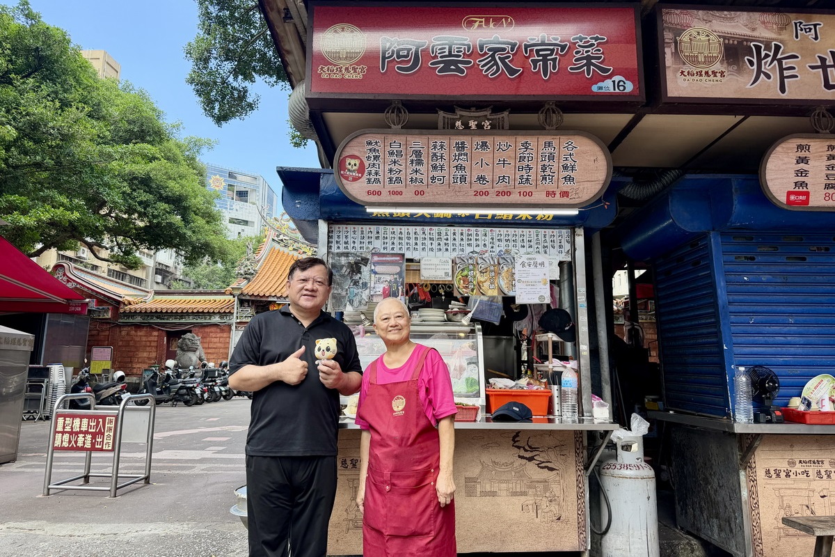 【台北大橋頭站美食】阿雲家常菜 2026：在廟埕大樹下辦桌！大稻埕慈聖宮老牌熱炒店，阿雲婆婆的家常料理有媽媽的味道(有室內用餐區) 7433
