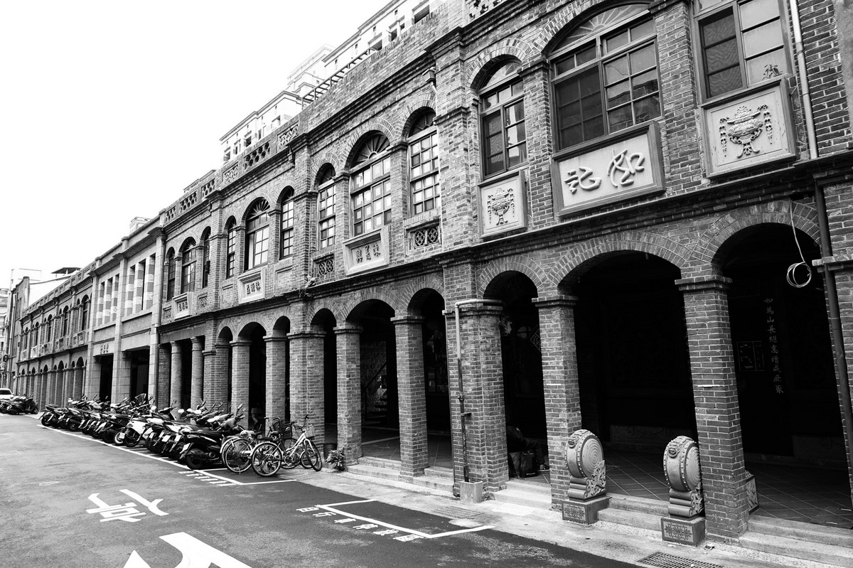 即時熱門文章：【台北市旅遊】大稻埕迪化街散步一日遊 2026：台北時光長廊（南北貨大街、霞海城隍廟、永樂市場、伴手禮大全）6121