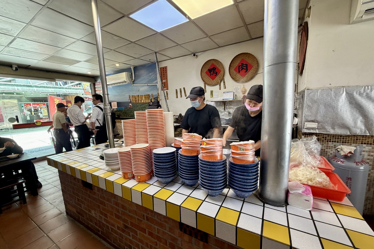 【新北新店區公所站美食】北鴨鴨肉羹 2026：米其林必比登，古早味鋼管鴨肉羹與鴨肉飯，奧運羽球金牌王齊麟也愛吃，新店光明街老店 7435
