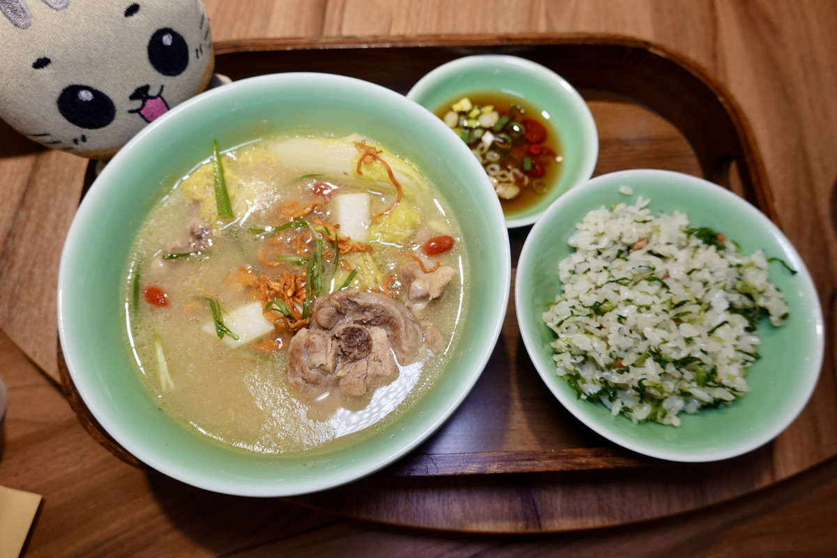 【台北善導寺站美食】青嬌膠原麵館 2026：米其林必比登！超香濃的蟹黃麵、充滿膠原蛋白的黃金雞湯，一個人就可以享受，小菜強大不要錯過 7437