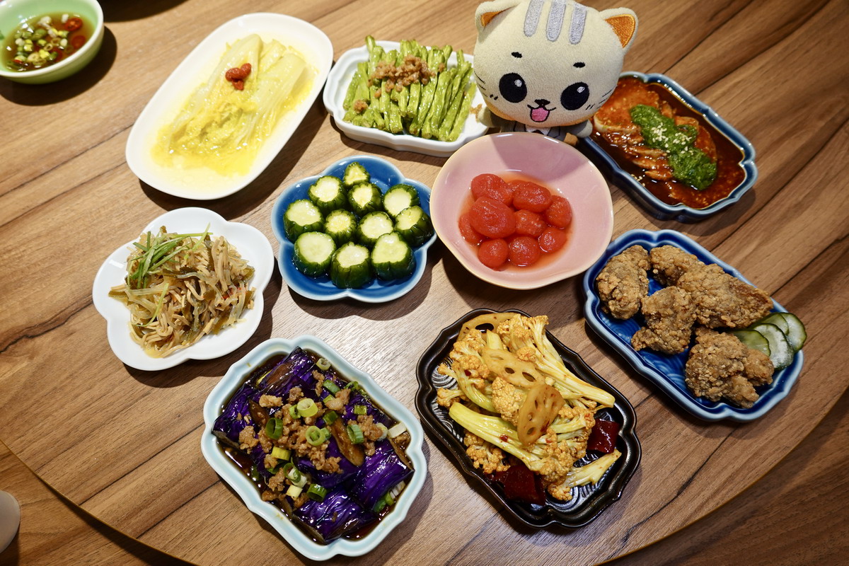 【台北善導寺站美食】青嬌膠原麵館 2026：米其林必比登！超香濃的蟹黃麵、充滿膠原蛋白的黃金雞湯，一個人就可以享受，小菜強大不要錯過 7437