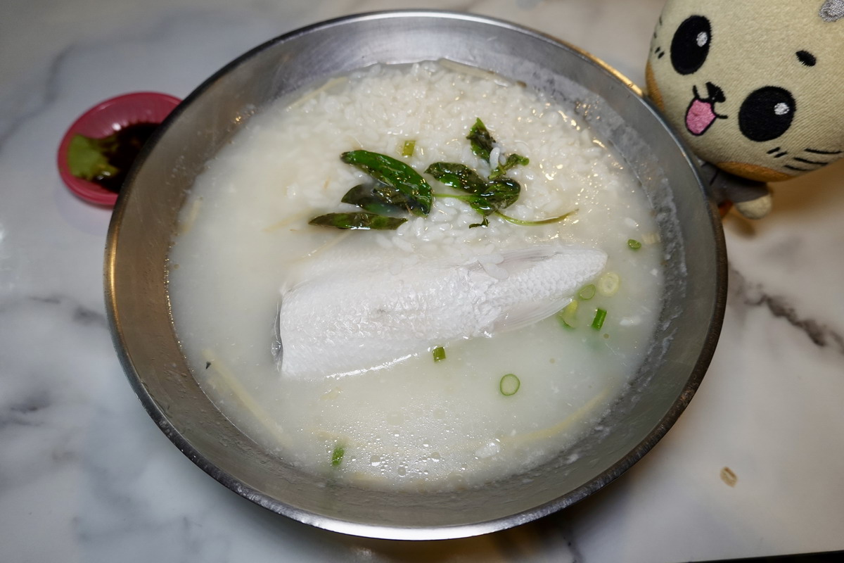 【台北龍山寺站美食】蘇記什錦麵 2026：加了蝦油的蛋炒飯實在太香，每日限量！還有滋補鱸魚湯和熱炒菜，龍山商場小店不可貌相 7441