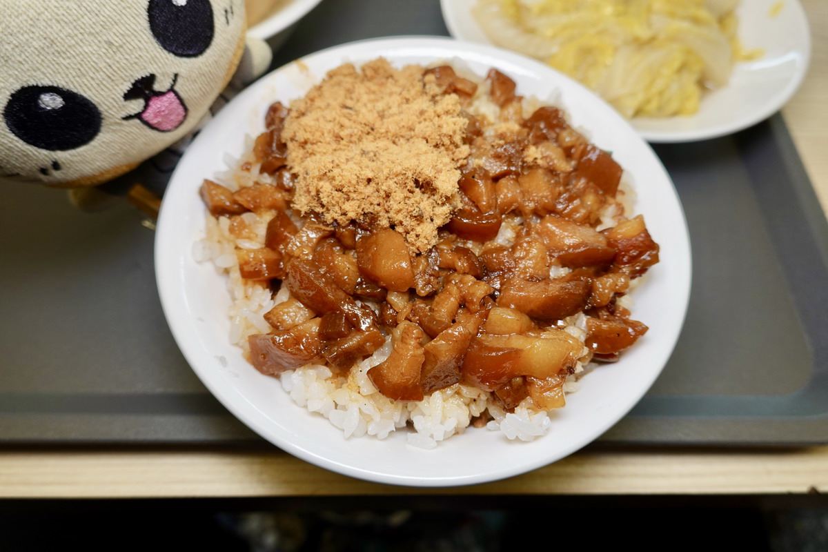 【新北板橋站美食】海山魯肉飯 2026：米其林入選，本地人和觀光客都會去吃的文青滷肉飯，加魚鬆南部口味是特色，雞肉飯也很厲害  7449