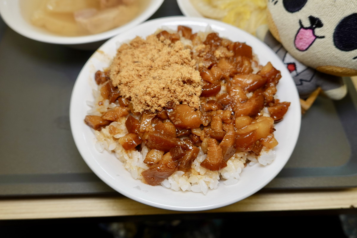 網站近期文章：【新北板橋站美食】海山魯肉飯 2026：米其林入選，本地人和觀光客都會去吃的文青滷肉飯，加魚鬆南部口味是特色，雞肉飯也很厲害  7449