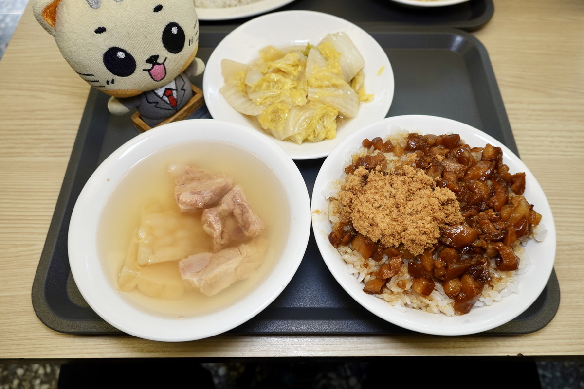 【新北板橋站美食】海山魯肉飯 2026：米其林入選，本地人和觀光客都會去吃的文青滷肉飯，加魚鬆南部口味是特色，雞肉飯也很厲害  7449