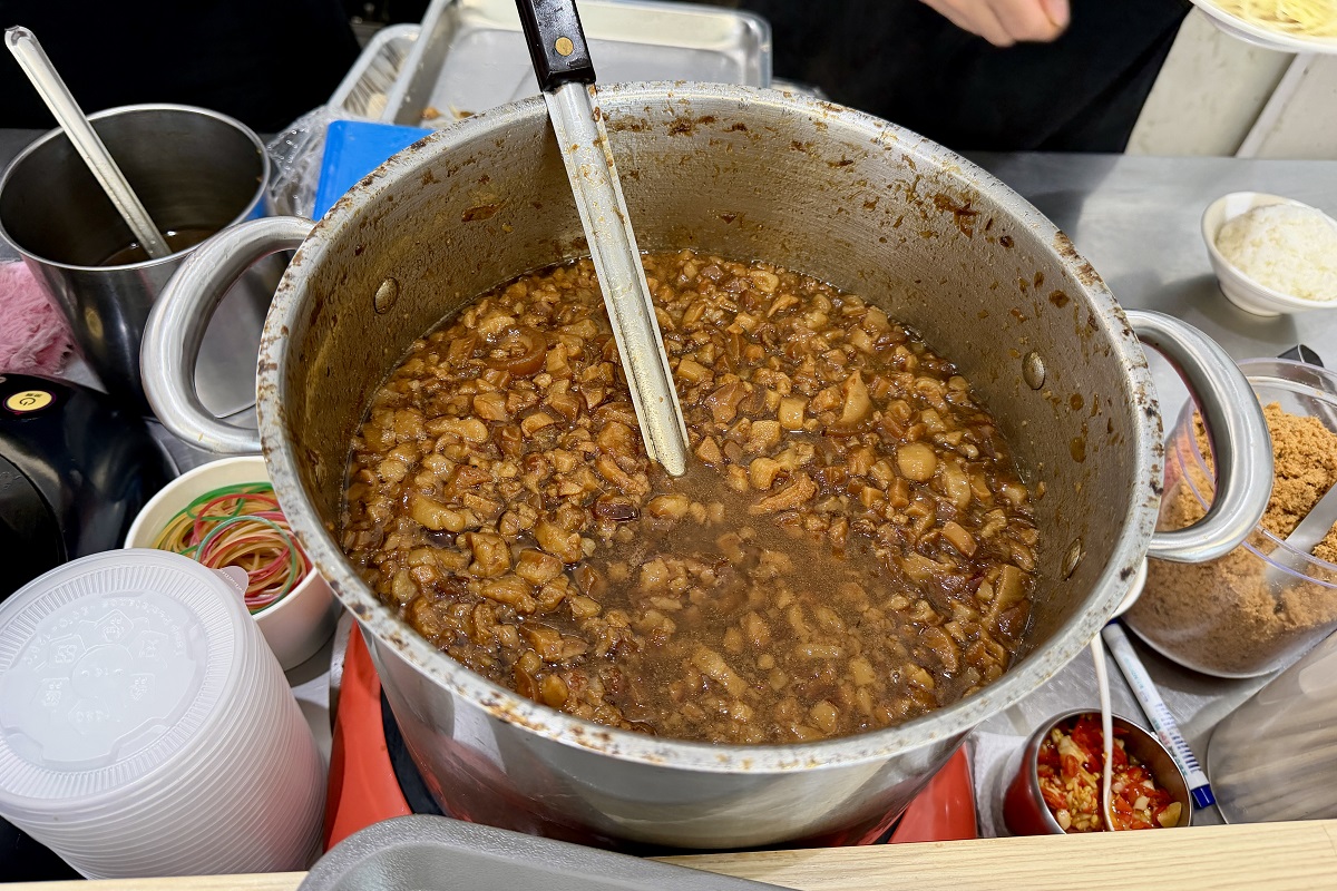 【新北板橋站美食】海山魯肉飯 2026：米其林入選，本地人和觀光客都會去吃的文青滷肉飯，加魚鬆南部口味是特色，雞肉飯也很厲害  7449