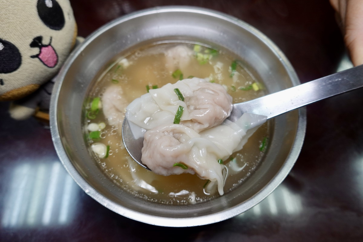 【台北南京三民站美食】健康路張家麵館 2026:隱藏在汽車修理廠中的傳統上海、江浙小麵館,煨麵、餛飩都有家鄉味,限量排骨菜飯最快賣光 7463 【台北南京三民站美食】健康路張家麵館 2026:隱藏在汽車修理廠中的傳統上海、江浙小麵館,煨麵、餛飩都有家鄉味,限量排骨菜飯最快賣光 7463
