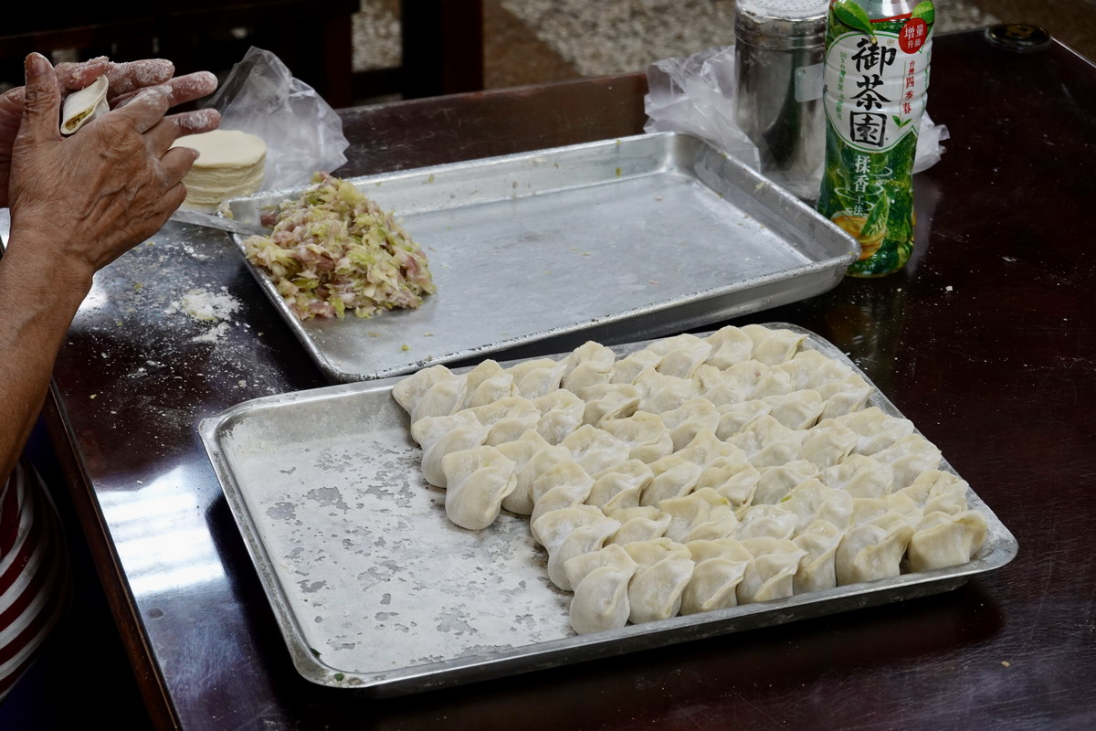 【台北南京三民站美食】健康路張家麵館 2026:隱藏在汽車修理廠中的傳統上海、江浙小麵館,煨麵、餛飩都有家鄉味,限量排骨菜飯最快賣光 7463 【台北南京三民站美食】健康路張家麵館 2026:隱藏在汽車修理廠中的傳統上海、江浙小麵館,煨麵、餛飩都有家鄉味,限量排骨菜飯最快賣光 7463