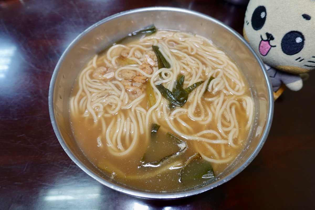 【台北南京三民站美食】健康路張家麵館 2026:隱藏在汽車修理廠中的傳統上海、江浙小麵館,煨麵、餛飩都有家鄉味,限量排骨菜飯最快賣光 7463 【台北南京三民站美食】健康路張家麵館 2026:隱藏在汽車修理廠中的傳統上海、江浙小麵館,煨麵、餛飩都有家鄉味,限量排骨菜飯最快賣光 7463