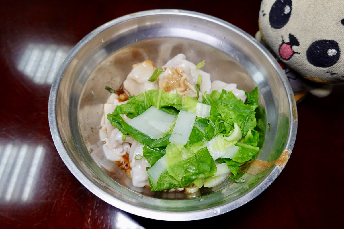 【台北南京三民站美食】健康路張家麵館 2026:隱藏在汽車修理廠中的傳統上海、江浙小麵館,煨麵、餛飩都有家鄉味,限量排骨菜飯最快賣光 7463 【台北南京三民站美食】健康路張家麵館 2026:隱藏在汽車修理廠中的傳統上海、江浙小麵館,煨麵、餛飩都有家鄉味,限量排骨菜飯最快賣光 7463