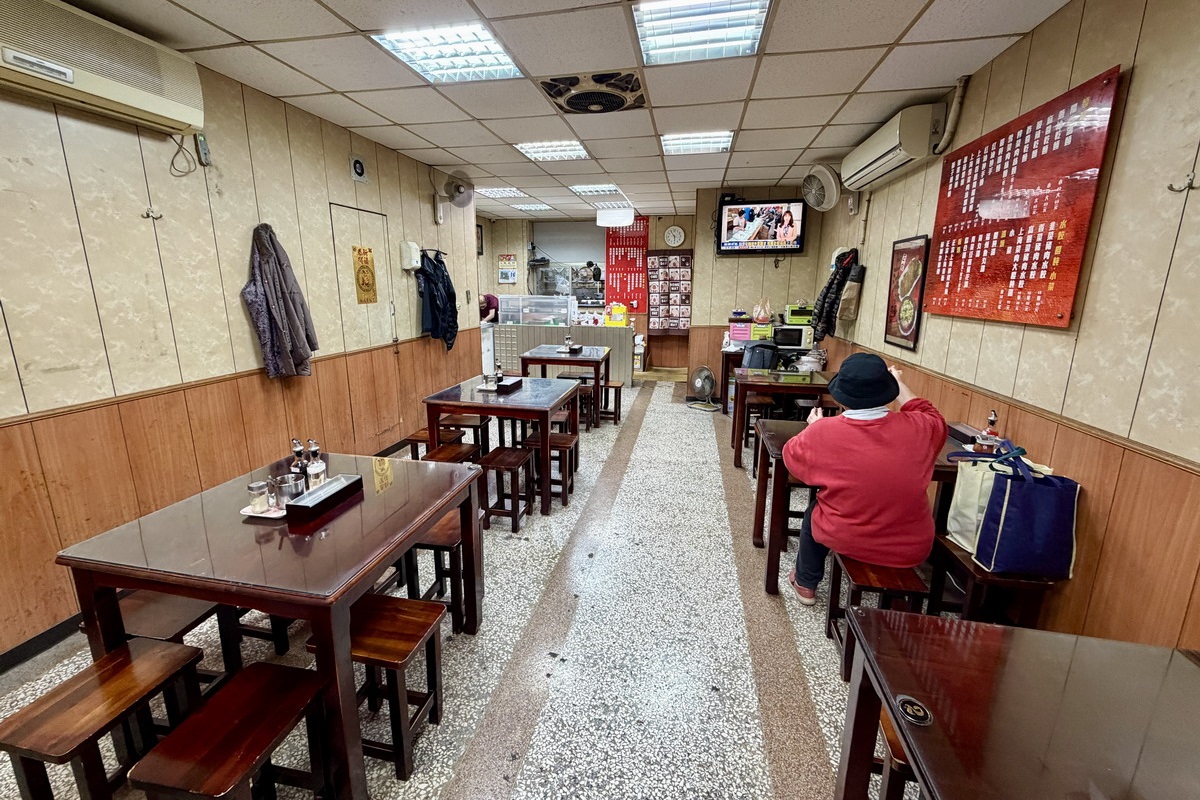 【台北南京三民站美食】健康路張家麵館 2026:隱藏在汽車修理廠中的傳統上海、江浙小麵館,煨麵、餛飩都有家鄉味,限量排骨菜飯最快賣光 7463 【台北南京三民站美食】健康路張家麵館 2026:隱藏在汽車修理廠中的傳統上海、江浙小麵館,煨麵、餛飩都有家鄉味,限量排骨菜飯最快賣光 7463