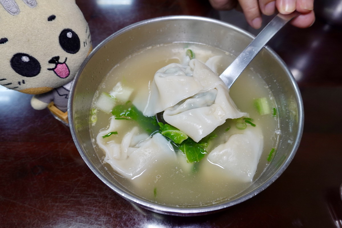 【台北南京三民站美食】健康路張家麵館 2026:隱藏在汽車修理廠中的傳統上海、江浙小麵館,煨麵、餛飩都有家鄉味,限量排骨菜飯最快賣光 7463 【台北南京三民站美食】健康路張家麵館 2026:隱藏在汽車修理廠中的傳統上海、江浙小麵館,煨麵、餛飩都有家鄉味,限量排骨菜飯最快賣光 7463