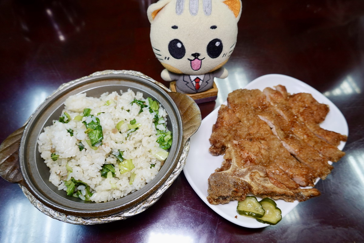 【台北南京三民站美食】健康路張家麵館 2026：隱藏在汽車修理廠中的傳統上海、江浙小麵館，煨麵、餛飩都有家鄉味，限量排骨菜飯最快賣光 7463 @貓大爺