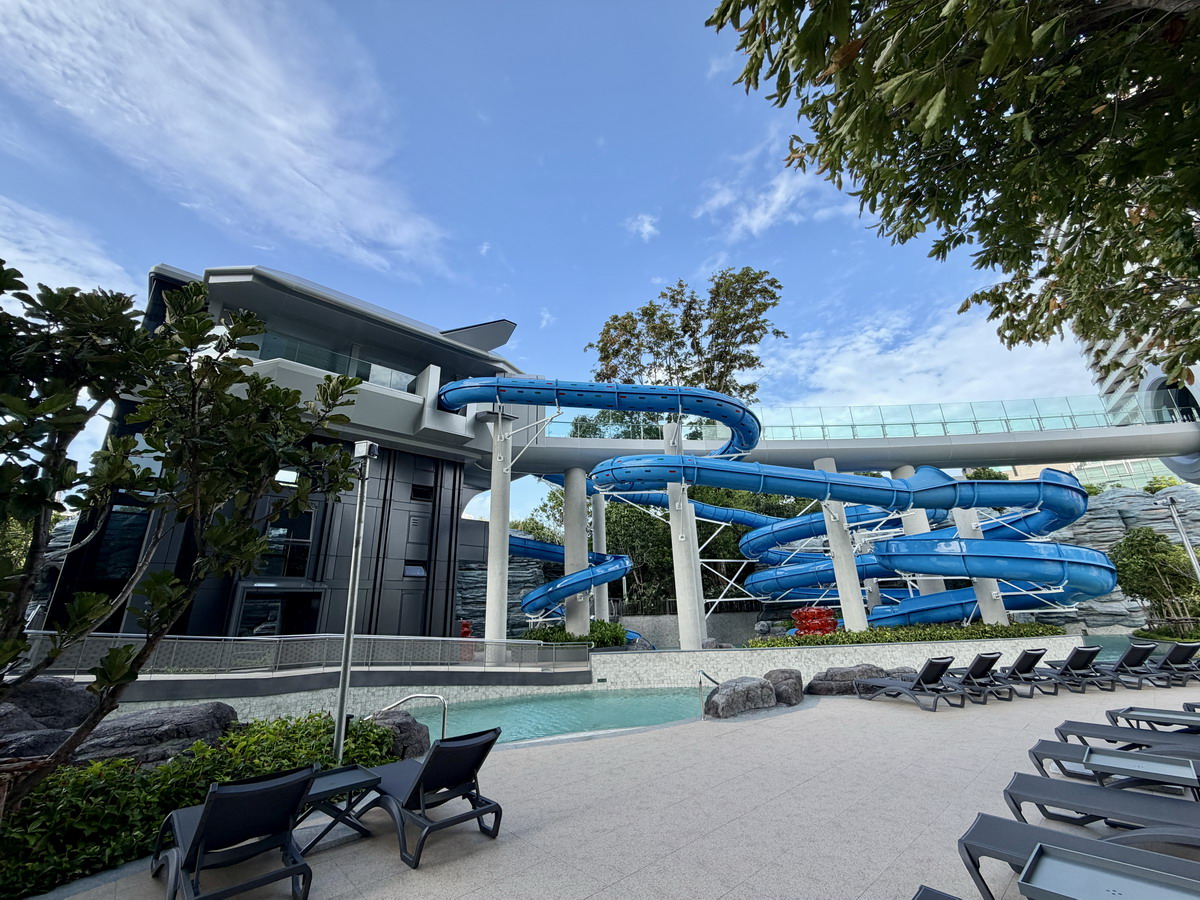 【泰國芭達雅旅遊】Grande Centre Point Voyage Pattaya 2026：泰國芭達雅最狂親子度假飯店新開幕，酒店自帶6000坪水上樂園免費玩、全部客房都是海景房、還有攀岩、泰拳、迷你賽車、遊戲室等遊樂設施，小孩玩瘋忙不完，全家都開心