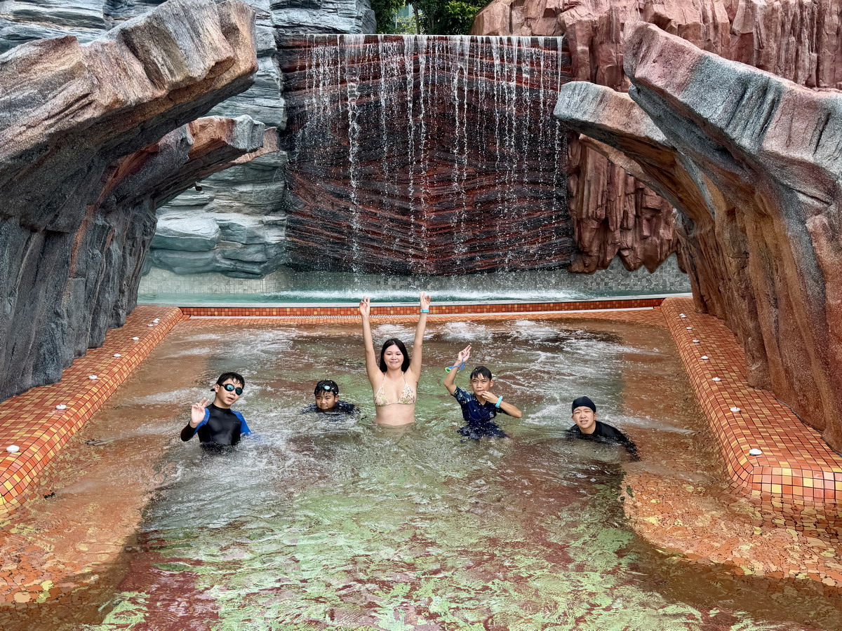 【泰國芭達雅旅遊】Grande Centre Point Voyage Pattaya 2026：泰國芭達雅最狂親子度假飯店新開幕，酒店自帶6000坪水上樂園免費玩、全部客房都是海景房、還有攀岩、泰拳、迷你賽車、遊戲室等遊樂設施，小孩玩瘋忙不完，全家都開心