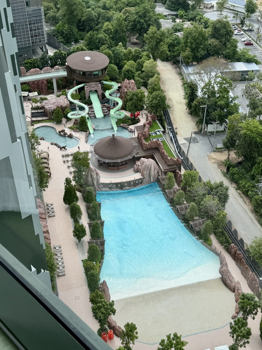 【泰國芭達雅旅遊】Grande Centre Point Voyage Pattaya 2026：泰國芭達雅最狂親子度假飯店新開幕，酒店自帶6000坪水上樂園免費玩、全部客房都是海景房、還有攀岩、泰拳、迷你賽車、遊戲室等遊樂設施，小孩玩瘋忙不完，全家都開心