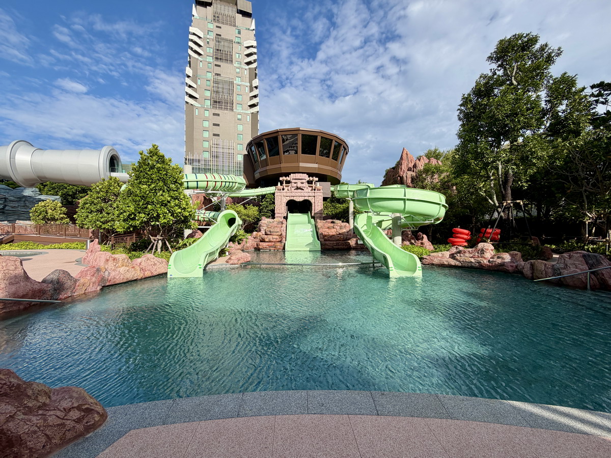【泰國芭達雅旅遊】Grande Centre Point Voyage Pattaya 2026：泰國芭達雅最狂親子度假飯店新開幕，酒店自帶6000坪水上樂園免費玩、全部客房都是海景房、還有攀岩、泰拳、迷你賽車、遊戲室等遊樂設施，小孩玩瘋忙不完，全家都開心
