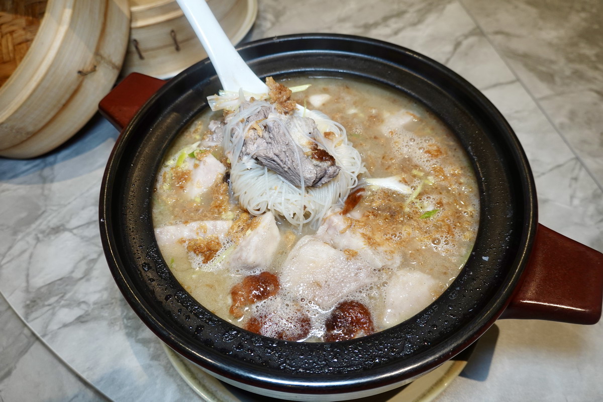【台北市政府站美食】芯聚苑 2026:香嫩多汁的烤鴨、私房中華料理、手工現做港點,在舒適的環境裡大啖烤鴨,聚餐口袋新名單 7468 【台北市政府站美食】芯聚苑 2026:香嫩多汁的烤鴨、私房中華料理、手工現做港點,在舒適的環境裡大啖烤鴨,聚餐口袋新名單 7468