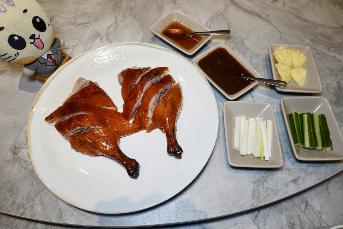 【台北市政府站美食】芯聚苑 2026:香嫩多汁的烤鴨、私房中華料理、手工現做港點,在舒適的環境裡大啖烤鴨,聚餐口袋新名單 7468 【台北市政府站美食】芯聚苑 2026:香嫩多汁的烤鴨、私房中華料理、手工現做港點,在舒適的環境裡大啖烤鴨,聚餐口袋新名單 7468