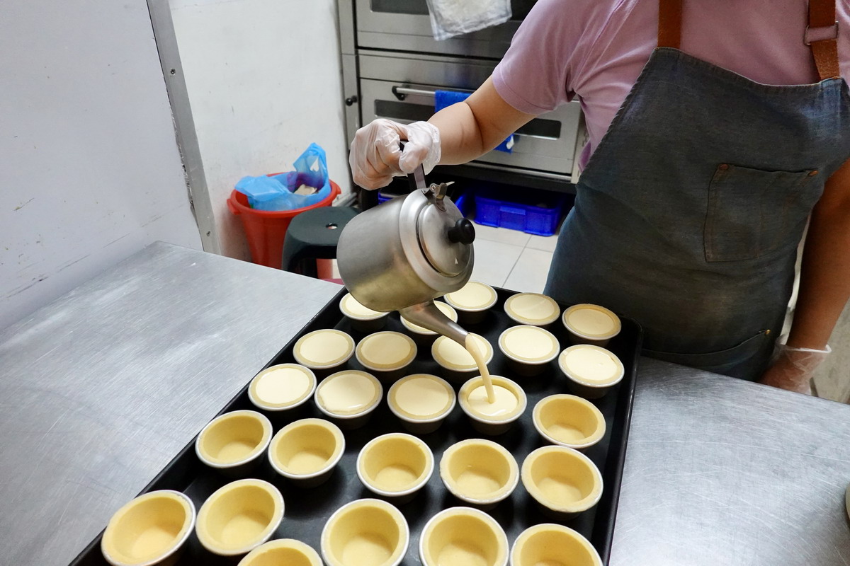 【台北大直站美食】兩津蛋塔大直店 2026:會呼吸的芙蓉蛋塔,剛出爐、冷藏、冷凍三吃口感都不同,不添加防腐劑與香精,美味下午茶點心,還有菠蘿麵包和可頌 7482 【台北大直站美食】兩津蛋塔大直店 2026:會呼吸的芙蓉蛋塔,剛出爐、冷藏、冷凍三吃口感都不同,不添加防腐劑與香精,美味下午茶點心,還有菠蘿麵包和可頌 7482