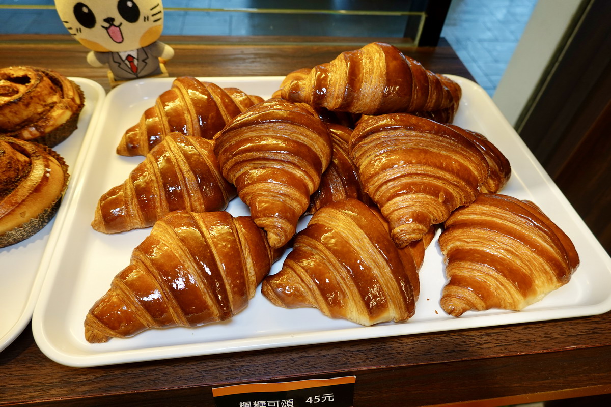 【台北大直站美食】兩津蛋塔大直店 2026:會呼吸的芙蓉蛋塔,剛出爐、冷藏、冷凍三吃口感都不同,不添加防腐劑與香精,美味下午茶點心,還有菠蘿麵包和可頌 7482 【台北大直站美食】兩津蛋塔大直店 2026:會呼吸的芙蓉蛋塔,剛出爐、冷藏、冷凍三吃口感都不同,不添加防腐劑與香精,美味下午茶點心,還有菠蘿麵包和可頌 7482