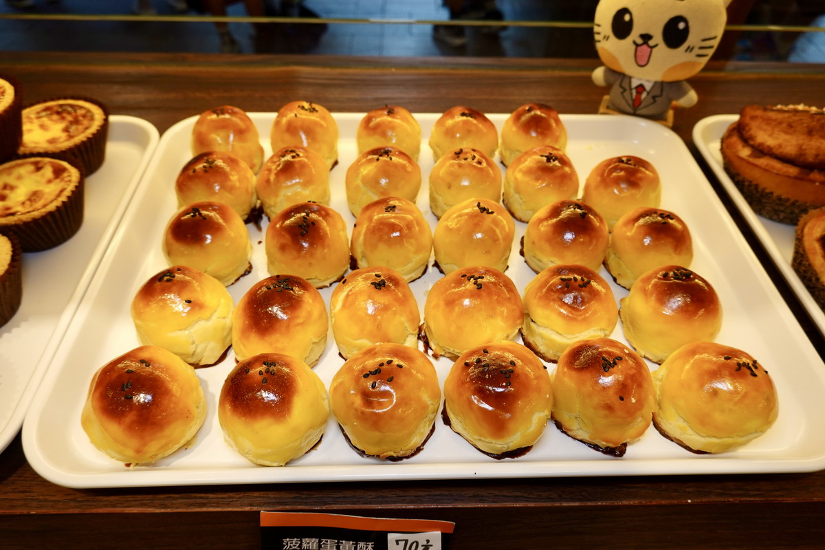【台北大直站美食】兩津蛋塔大直店 2026:會呼吸的芙蓉蛋塔,剛出爐、冷藏、冷凍三吃口感都不同,不添加防腐劑與香精,美味下午茶點心,還有菠蘿麵包和可頌 7482 【台北大直站美食】兩津蛋塔大直店 2026:會呼吸的芙蓉蛋塔,剛出爐、冷藏、冷凍三吃口感都不同,不添加防腐劑與香精,美味下午茶點心,還有菠蘿麵包和可頌 7482