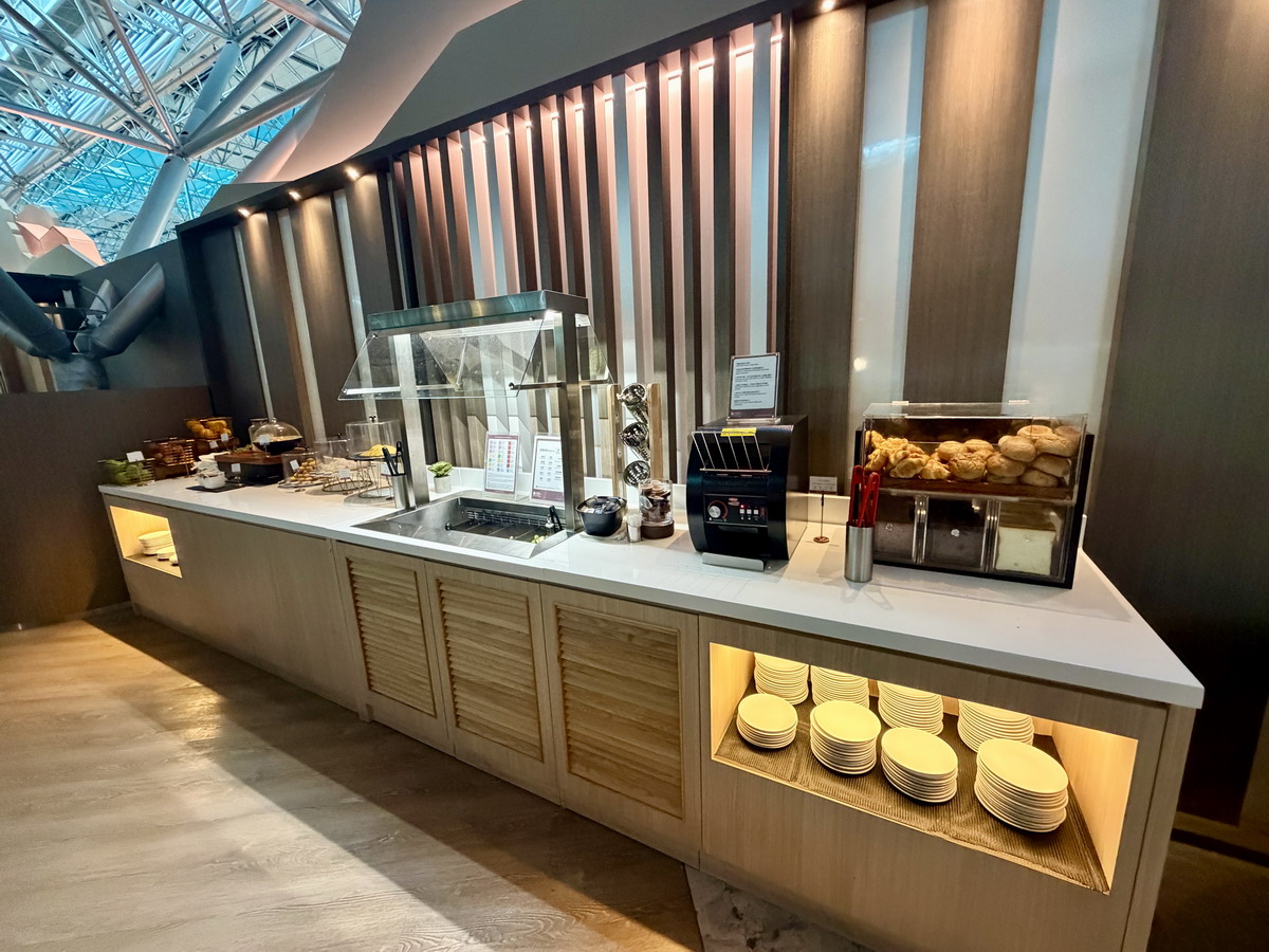 【桃園機場美食】環亞機場貴賓室(桃園機場第二航廈T2A1)Plaza Premium Lounge T2A1 2026:忍一時風平浪靜,退一步桃機出境。出國旅遊第一站就從機場貴賓室開始,餐點吃到飽,還有雙月社愛恨椒芝麵 7484 【桃園機場美食】環亞機場貴賓室(桃園機場第二航廈T2A1)Plaza Premium Lounge T2A1 2026:忍一時風平浪靜,退一步桃機出境。出國旅遊第一站就從機場貴賓室開始,餐點吃到飽,還有雙月社愛恨椒芝麵 7484