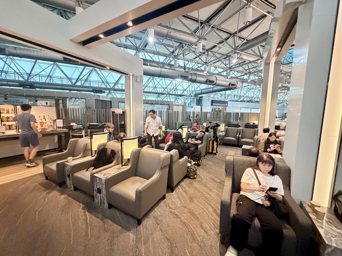 【桃園機場美食】環亞機場貴賓室(桃園機場第二航廈T2A1)Plaza Premium Lounge T2A1 2026:忍一時風平浪靜,退一步桃機出境。出國旅遊第一站就從機場貴賓室開始,餐點吃到飽,還有雙月社愛恨椒芝麵 7484 【桃園機場美食】環亞機場貴賓室(桃園機場第二航廈T2A1)Plaza Premium Lounge T2A1 2026:忍一時風平浪靜,退一步桃機出境。出國旅遊第一站就從機場貴賓室開始,餐點吃到飽,還有雙月社愛恨椒芝麵 7484
