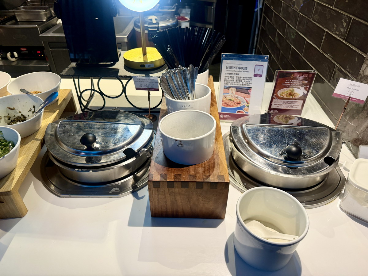 【桃園機場美食】環亞機場貴賓室(桃園機場第二航廈T2A1)Plaza Premium Lounge T2A1 2026:忍一時風平浪靜,退一步桃機出境。出國旅遊第一站就從機場貴賓室開始,餐點吃到飽,還有雙月社愛恨椒芝麵 7484 【桃園機場美食】環亞機場貴賓室(桃園機場第二航廈T2A1)Plaza Premium Lounge T2A1 2026:忍一時風平浪靜,退一步桃機出境。出國旅遊第一站就從機場貴賓室開始,餐點吃到飽,還有雙月社愛恨椒芝麵 7484