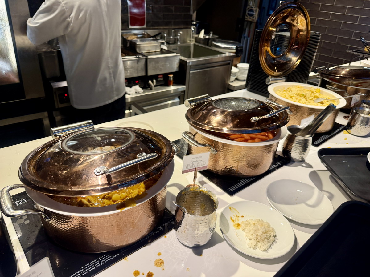【桃園機場美食】環亞機場貴賓室（桃園機場第二航廈T2A1）Plaza Premium Lounge T2A1 2026：忍一時風平浪靜，退一步桃機出境。出國旅遊第一站就從機場貴賓室開始，餐點吃到飽，還有雙月社愛恨椒芝麵 7484