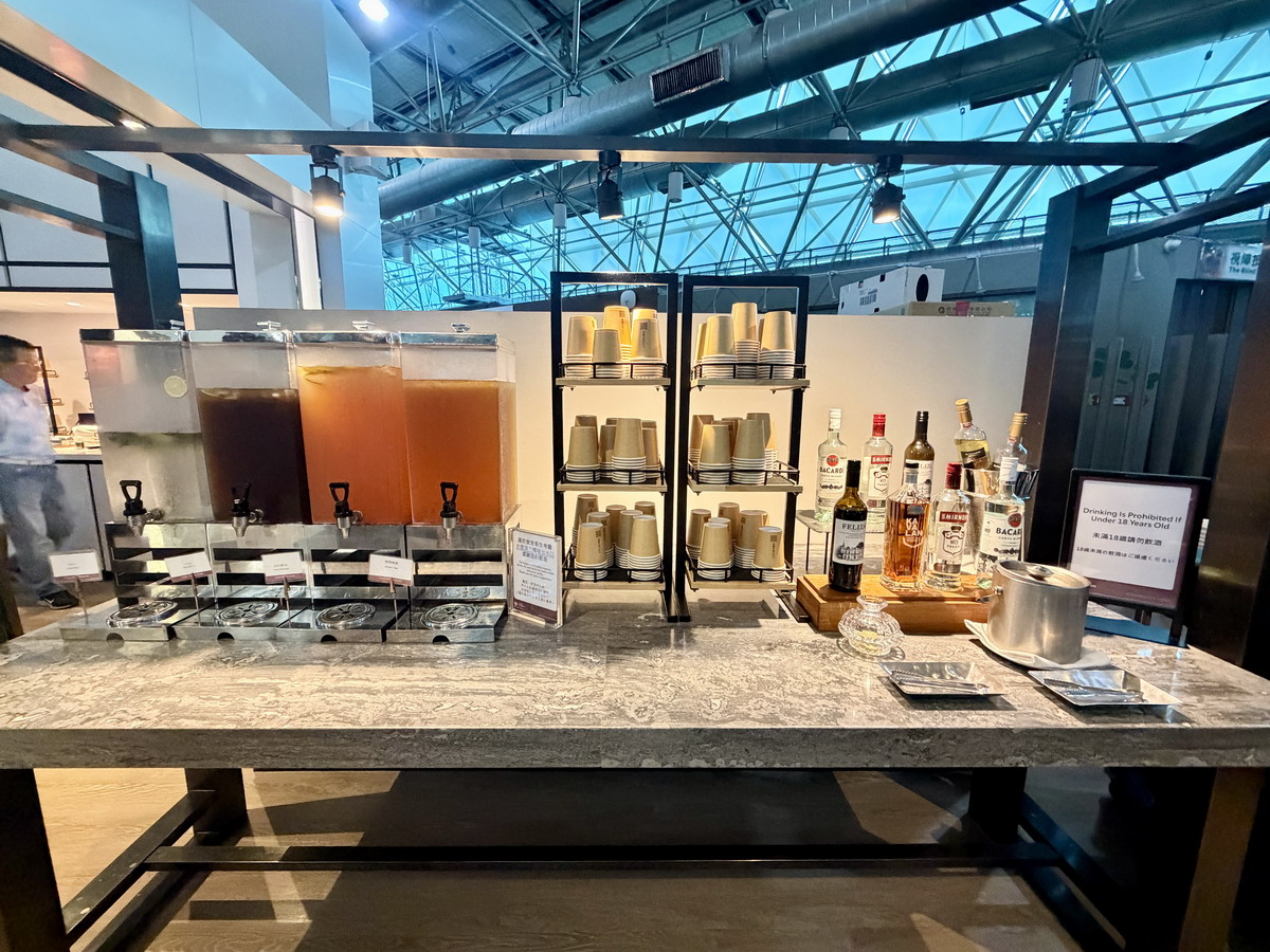 【桃園機場美食】環亞機場貴賓室（桃園機場第二航廈T2A1）Plaza Premium Lounge T2A1 2026：忍一時風平浪靜，退一步桃機出境。出國旅遊第一站就從機場貴賓室開始，餐點吃到飽，還有雙月社愛恨椒芝麵 7484