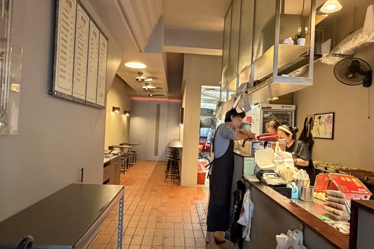 【台北松江南京站美食】九記何燒臘 2026：系出名門燒臘店，還沒開始營業就大排隊，能不能吃到鴨腿要看人品運氣 7487