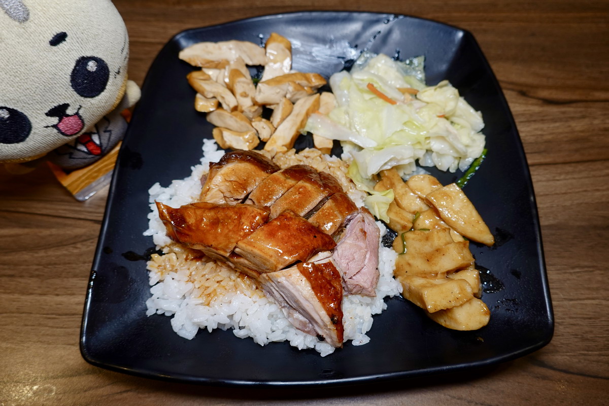【台北松江南京站美食】九記何燒臘 2026：系出名門燒臘店，還沒開始營業就大排隊，能不能吃到鴨腿要看人品運氣 7487