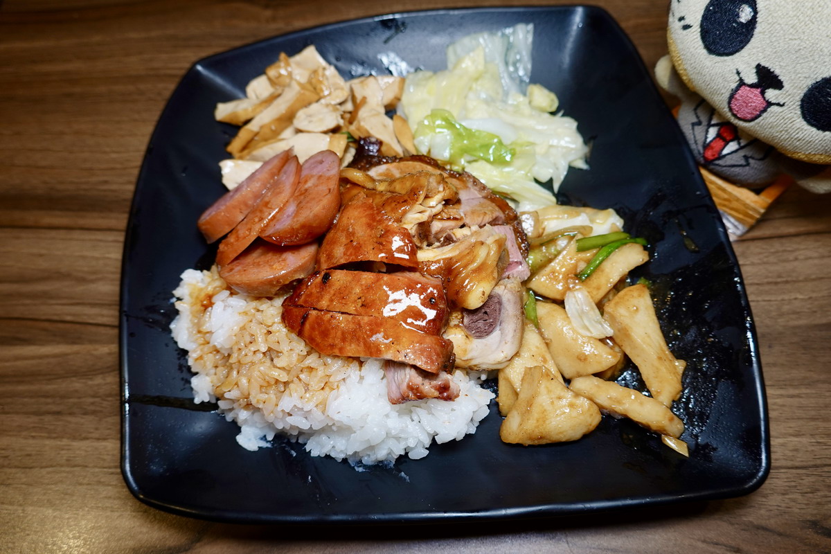【台北松江南京站美食】九記何燒臘 2026：系出名門燒臘店，還沒開始營業就大排隊，能不能吃到鴨腿要看人品運氣 7487