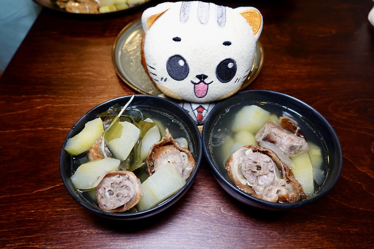 【台北松江南京站美食】九記何燒臘 2026：系出名門燒臘店，還沒開始營業就大排隊，能不能吃到鴨腿要看人品運氣 7487