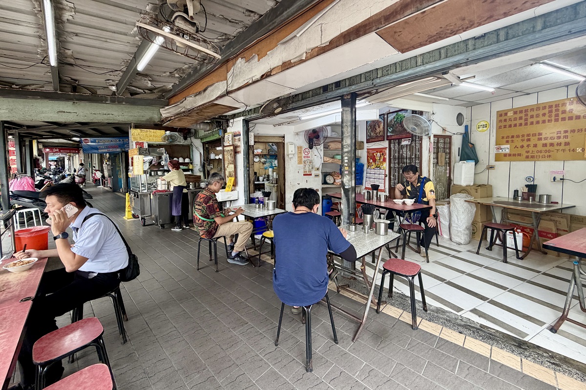【台北龍山寺站美食】阿萬油飯 2026:1962年創業60年老店,三代傳承,萬華艋舺大道上的古早味油飯,在地人的廚房 7489 【台北龍山寺站美食】阿萬油飯 2026:1962年創業60年老店,三代傳承,萬華艋舺大道上的古早味油飯,在地人的廚房 7489