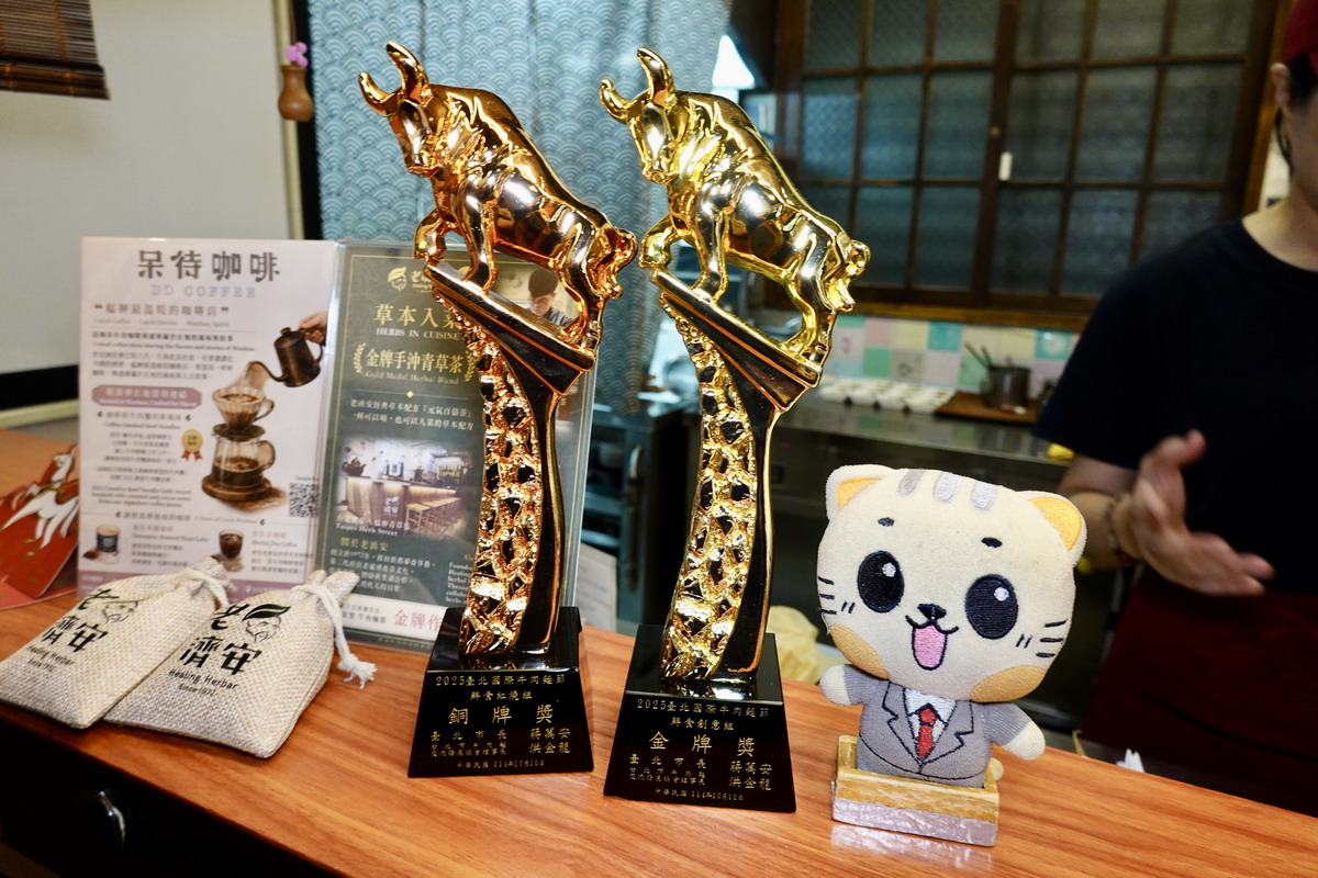 【台北龍山寺站美食】雲水食堂牛肉麵 2026：飯店總經理轉行賣牛肉麵，開店僅2個月就贏得台北牛肉麵節1金、1銅，一鳴驚人，原來背後有洋蔥，自製小菜精彩不要錯過 7496