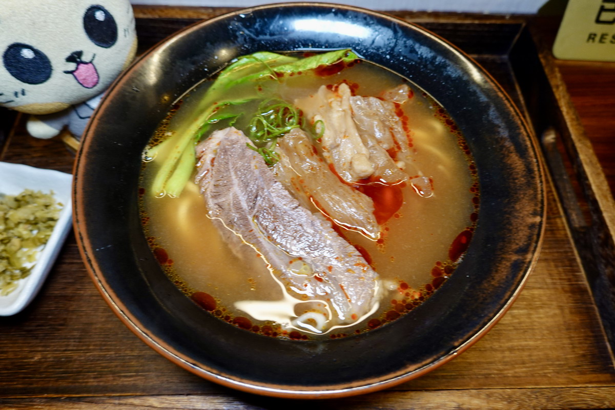 【台北龍山寺站美食】雲水食堂牛肉麵 2026：飯店總經理轉行賣牛肉麵，開店僅2個月就贏得台北牛肉麵節1金、1銅，一鳴驚人，原來背後有洋蔥，自製小菜精彩不要錯過 7496