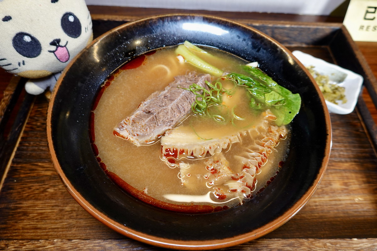 【台北龍山寺站美食】雲水食堂牛肉麵 2026：飯店總經理轉行賣牛肉麵，開店僅2個月就贏得台北牛肉麵節1金、1銅，一鳴驚人，原來背後有洋蔥，自製小菜精彩不要錯過 7496