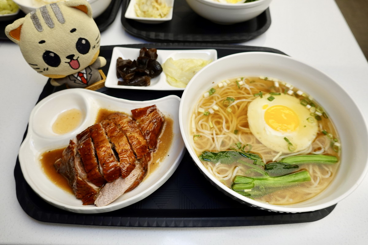 【台北國父紀念館站美食】港仔記燒鵝 2026：美味多汁香嫩燒鵝加正宗港式瀨粉，大巨蛋遠東Garden City美食街的亮點，肥龍叉燒和脆皮燒肉下手要快 7497