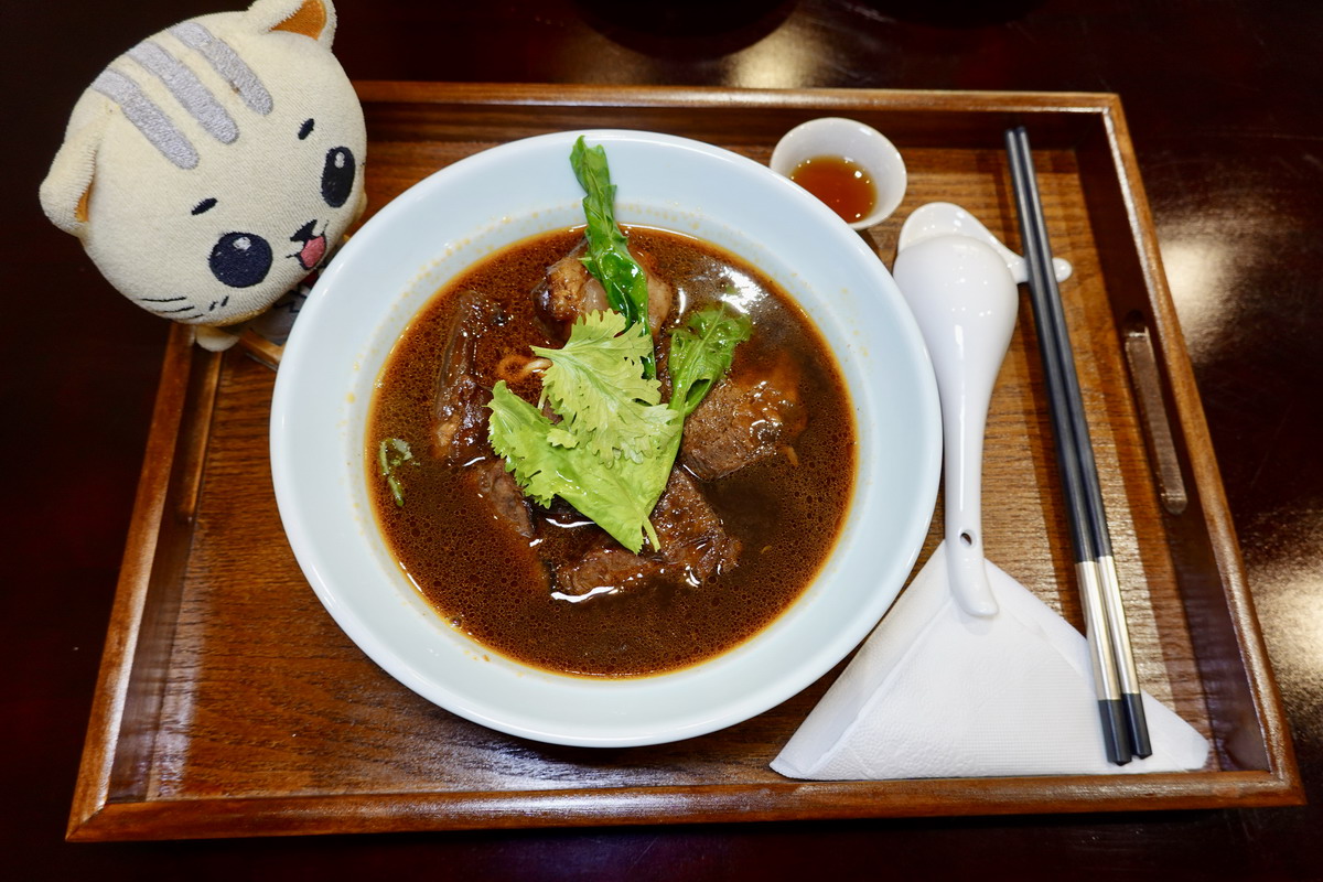 【台北中山國小站美食】川生渝味牛肉麵 2026：低調神秘不現身的蝙蝠俠主廚乃是正宗郫縣豆瓣醬傳人，帶來四川風味紅燒牛肉麵，還有乾麵和雞湯 7511
