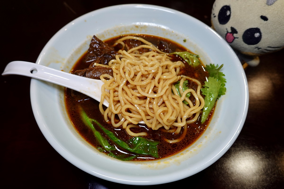 【台北中山國小站美食】川生渝味牛肉麵 2026：低調神秘不現身的蝙蝠俠主廚乃是正宗郫縣豆瓣醬傳人，帶來四川風味紅燒牛肉麵，還有乾麵和雞湯 7511