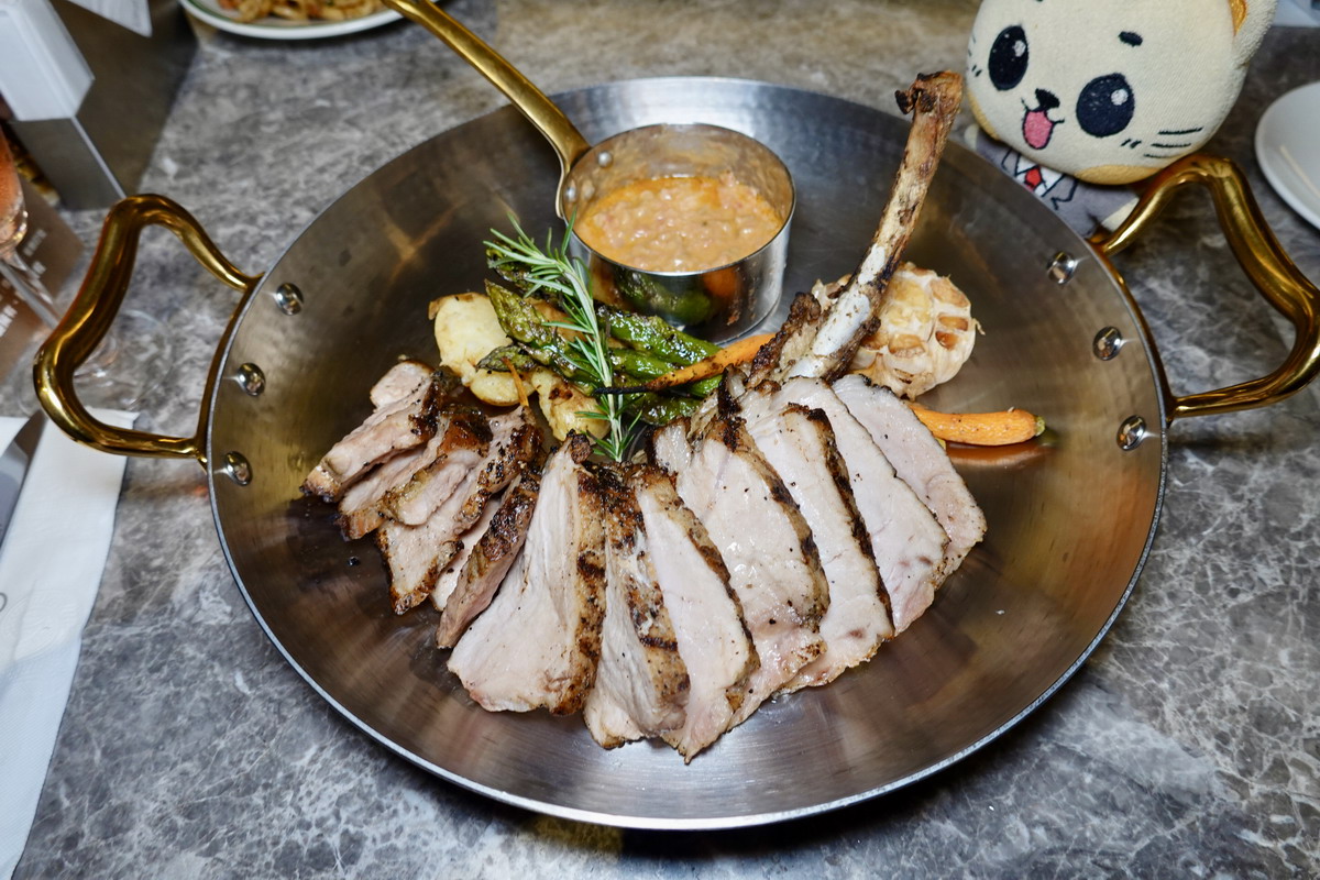 【台北國父紀念館站美食】台北國聯大飯店Slate・板石餐廳 2026：好肥美的舊金山螃蟹料理，全新美式料理菜單帶來美國各地風情，澎湃、美味、大份量 7515
