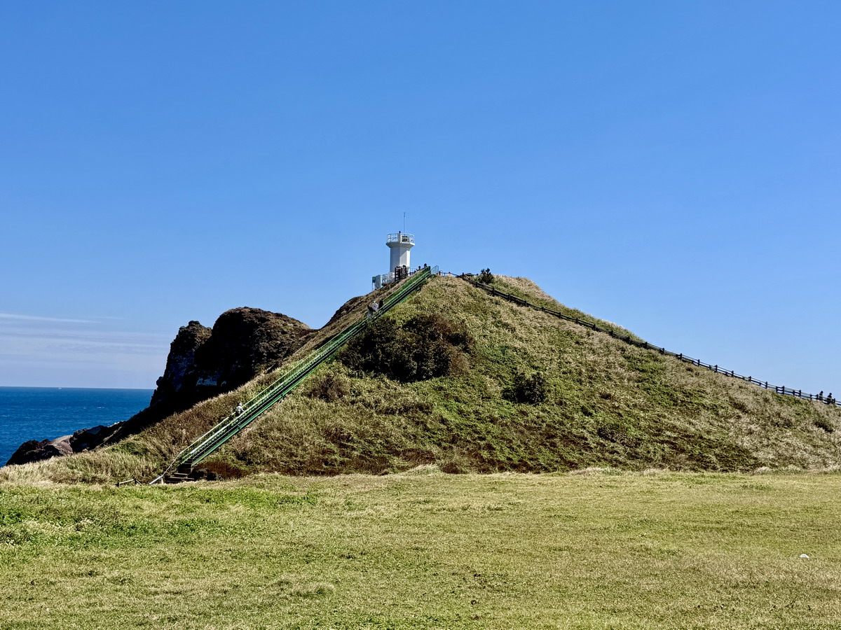【韓國濟州島旅遊】涉地可支 2026:壯闊海景與房頭浦白色燈塔,多部影視作品的場景 7519 【韓國濟州島旅遊】涉地可支 2026:壯闊海景與房頭浦白色燈塔,多部影視作品的場景 7519