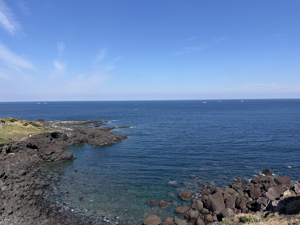 【韓國濟州島旅遊】涉地可支 2026:壯闊海景與房頭浦白色燈塔,多部影視作品的場景 7519 【韓國濟州島旅遊】涉地可支 2026:壯闊海景與房頭浦白色燈塔,多部影視作品的場景 7519