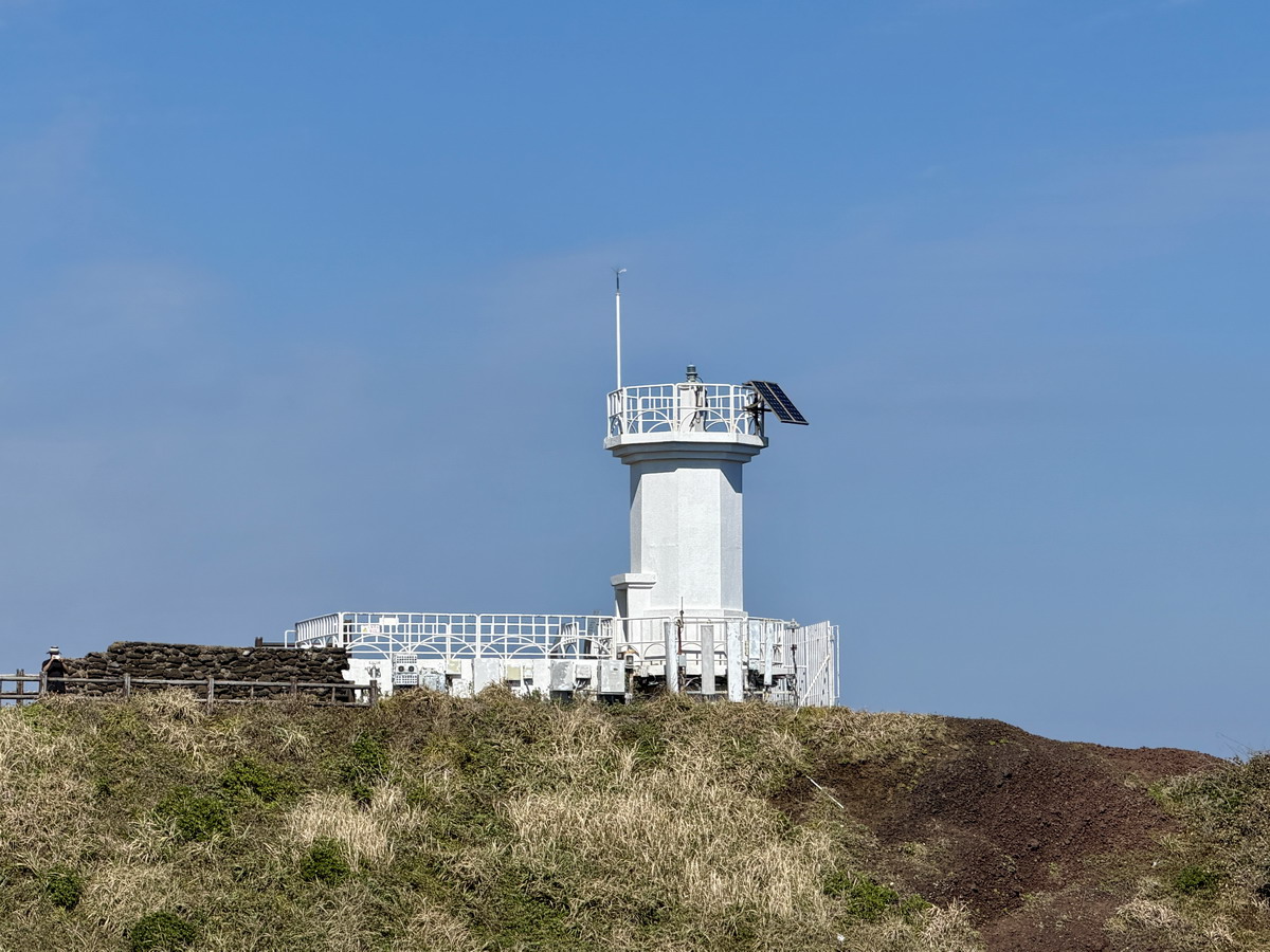 【韓國濟州島旅遊】涉地可支 2026:壯闊海景與房頭浦白色燈塔,多部影視作品的場景 7519 【韓國濟州島旅遊】涉地可支 2026:壯闊海景與房頭浦白色燈塔,多部影視作品的場景 7519